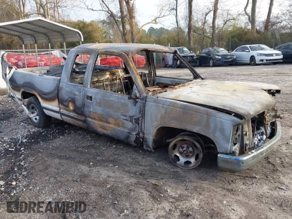 1997 Chevrolet Silverado 1500 z VIN 1GCEC19M0VE199506, wystawiony jako IAAI lot #41515389 z przebiegiem Nie podano mil oraz . Historia ofert i sprzedaży dostępna na DreamBid. Obrazek 1.