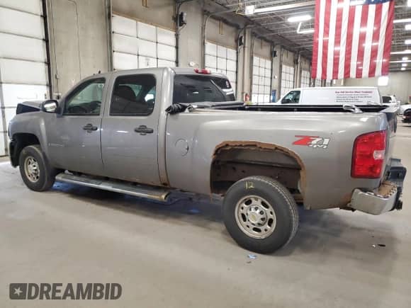 2007 Chevrolet Silverado 2500HD 1LT with VIN 1GCHK23K37F558650, listed as a Copart auction lot 55301575 with 304,437 mi miles and Salvage title. Bid and sale history available at DreamBid. Image 2.