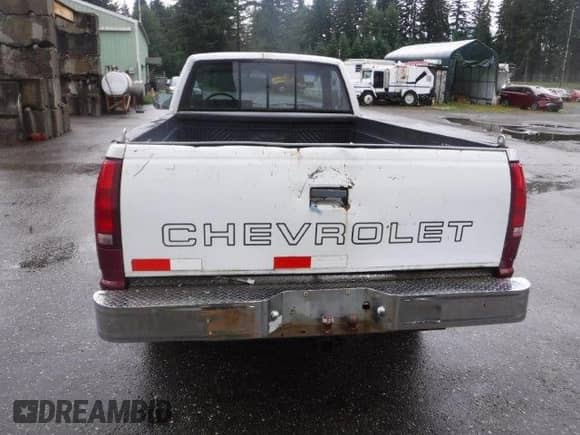 1989 Chevrolet Silverado 2500 с VIN 1GCFK24K7KE208250, выставлен на аукционе Copart как лот 82619474 с пробегом 79 512 миль миль и На запчасти • Non repairable. История ставок и продаж доступна на DreamBid. Изображение 6.