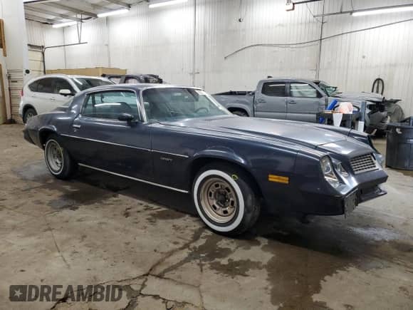 1981 Chevrolet Camaro z VIN 1G1AP87K4BL181152, wystawiony jako Copart lot #43211535 z przebiegiem 546 mil mil oraz Szkoda całkowita • Salvage title. Historia ofert i sprzedaży dostępna na DreamBid. Obrazek 4.