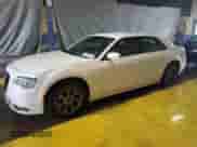 2016 Chrysler 300 S z VIN 2C3CCAGG3GH164396, wystawiony jako Copart lot #59699055 z przebiegiem 154 242 mil mil oraz Czysty tytuł • Clean title. Historia ofert i sprzedaży dostępna na DreamBid. Obrazek 1.