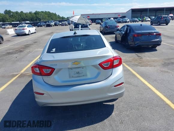 2018 Chevrolet Cruze LS z VIN 1G1BC5SM0J7238462, wystawiony jako IAAI lot #43068466 z przebiegiem 116 674 mil mil oraz . Historia ofert i sprzedaży dostępna na DreamBid. Obrazek 16.