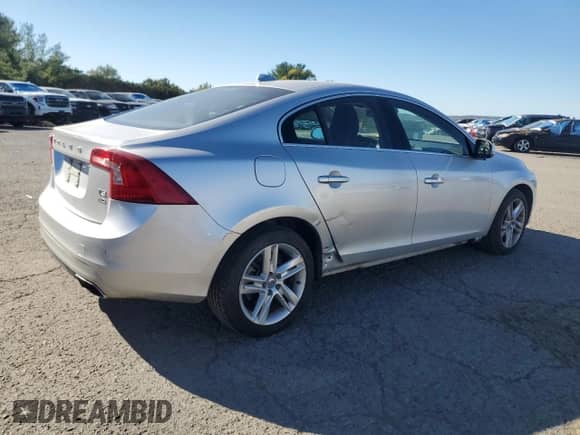 2015 Volvo S60 T5 Premier z VIN YV1612TKXF1358753, wystawiony jako Copart lot #82441685 z przebiegiem 79 261 mil mil oraz Szkoda całkowita • Salvage title. Historia ofert i sprzedaży dostępna na DreamBid. Obrazek 3.