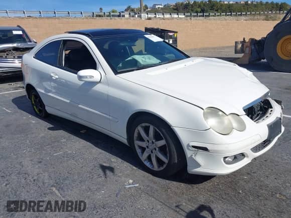 2005 Mercedes-Benz C 230 Kompressor z VIN WDBRN40J75A672808, wystawiony jako IAAI lot #41325952 z przebiegiem 160 471 mil mil oraz . Historia ofert i sprzedaży dostępna na DreamBid. Obrazek 1.