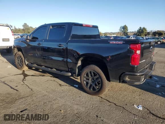 2024 Chevrolet Silverado 1500 Custom Trail Boss z VIN 3GCUDCE83RG218772, wystawiony jako Copart lot #44648145 z przebiegiem 8 672 mil mil oraz Szkoda całkowita • Salvage title. Historia ofert i sprzedaży dostępna na DreamBid. Obrazek 2.