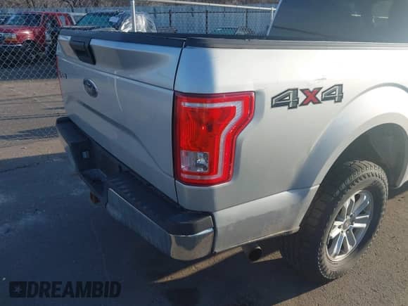 2015 Ford F-150 XLT z VIN 1FTFX1EG5FFA30778, wystawiony jako IAAI lot #41760994 z przebiegiem 106 939 mil mil oraz . Historia ofert i sprzedaży dostępna na DreamBid. Obrazek 20.