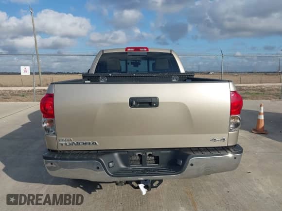 2008 Toyota Tundra Limited с VIN 5TBBV58108S520446, выставлен на аукционе IAAI как лот 41461273 с пробегом 218 480 миль миль и . История ставок и продаж доступна на DreamBid. Изображение 16.