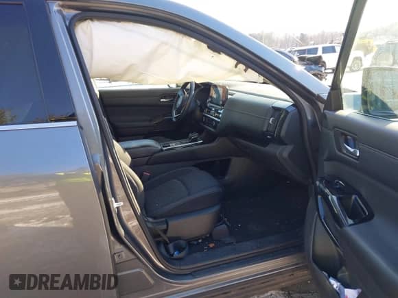 2022 Nissan Pathfinder SV z VIN 5N1DR3BCXNC246149, wystawiony jako IAAI lot #41394899 z przebiegiem 44 431 mil mil oraz . Historia ofert i sprzedaży dostępna na DreamBid. Obrazek 5.