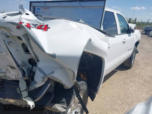 2018 Chevrolet Silverado 1500 LT z VIN 3GCUKREC9JG274331, wystawiony jako IAAI lot #42785716 z przebiegiem Nie podano mil oraz . Historia ofert i sprzedaży dostępna na DreamBid. Obrazek 4.