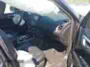 2013 Nissan Pathfinder SV z VIN 5N1AR2MM0DC655505, wystawiony jako IAAI lot #41998988 z przebiegiem 140 512 mil mil oraz . Historia ofert i sprzedaży dostępna na DreamBid. Obrazek 5.