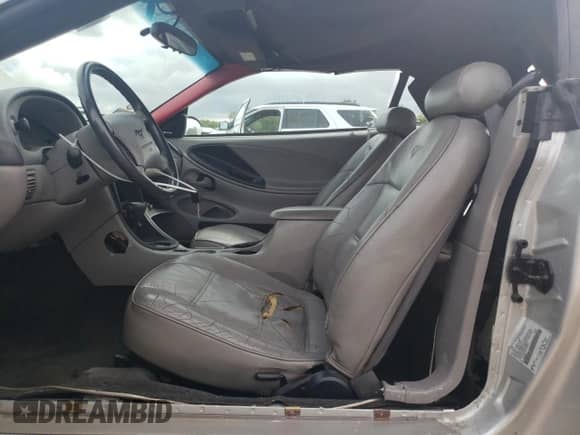 2001 Ford Mustang Deluxe z VIN 1FAFP44401F159664, wystawiony jako Copart lot #82158215 z przebiegiem 152 798 mil mil oraz Szkoda całkowita • Salvage title. Historia ofert i sprzedaży dostępna na DreamBid. Obrazek 7.