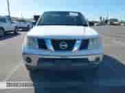 2008 Nissan Frontier SE z VIN 1N6AD07U58C408079, wystawiony jako IAAI lot #43541862 z przebiegiem 174 442 mil mil oraz . Historia ofert i sprzedaży dostępna na DreamBid. Obrazek 6.