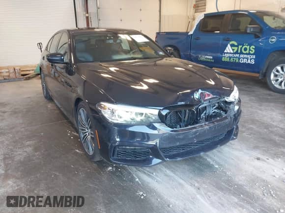 2019 BMW 5 Series 540i xDrive z VIN WBAJE7C51KWW17345, wystawiony jako IAAI lot #42535806 z przebiegiem 57 003 mil mil oraz . Historia ofert i sprzedaży dostępna na DreamBid. Obrazek 1.