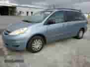 2010 Toyota Sienna CE z VIN 5TDKK4CC9AS341928, wystawiony jako Copart lot #86047675 z przebiegiem 169 006 mil mil oraz Szkoda całkowita • Salvage title. Historia ofert i sprzedaży dostępna na DreamBid. Obrazek 1.