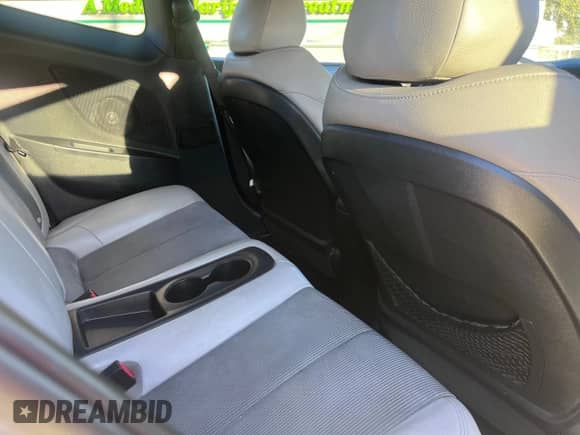 2013 Hyundai Veloster w/Gray Int z VIN KMHTC6AD3DU171621, wystawiony jako Copart lot #82261534 z przebiegiem 130 053 mil mil oraz Czysty tytuł • Clean title. Historia ofert i sprzedaży dostępna na DreamBid. Obrazek 6.