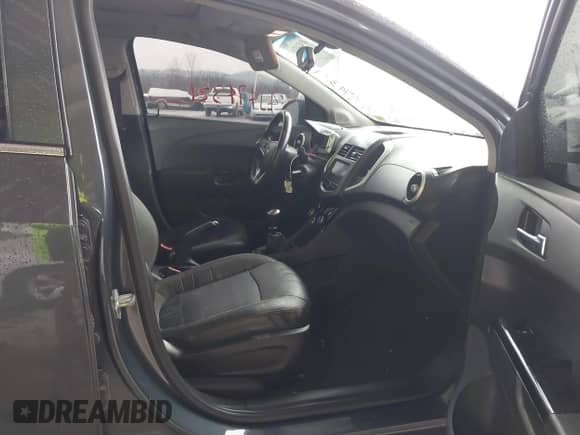 2013 Chevrolet Sonic RS z VIN 1G1JH6SB1D4172981, wystawiony jako IAAI lot #41474321 z przebiegiem 190 309 mil mil oraz . Historia ofert i sprzedaży dostępna na DreamBid. Obrazek 5.