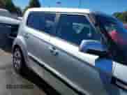 2013 Kia Soul с VIN KNDJT2A56D7768449, выставлен на аукционе IAAI как лот 43446942 с пробегом 116 519 миль миль и . История ставок и продаж доступна на DreamBid. Изображение 13.