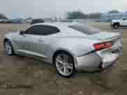 2017 Chevrolet Camaro 2LT z VIN 1G1FD1RX9H0140105, wystawiony jako Copart lot #82310264 z przebiegiem 58 457 mil mil oraz Szkoda całkowita • Salvage title. Historia ofert i sprzedaży dostępna na DreamBid. Obrazek 2.