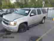 2007 Chevrolet Suburban LT z VIN 1GNFK16387J309545, wystawiony jako IAAI lot #43408763 z przebiegiem 221 834 mil mil oraz . Historia ofert i sprzedaży dostępna na DreamBid. Obrazek 2.