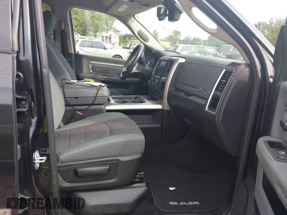 2018 Ram 1500 Big Horn z VIN 1C6RR7LT8JS158725, wystawiony jako IAAI lot #43053175 z przebiegiem 77 773 mil mil oraz . Historia ofert i sprzedaży dostępna na DreamBid. Obrazek 5.