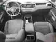 2017 Kia Sorento LX z VIN 5XYPG4A39HG226845, wystawiony jako Copart lot #68597625 z przebiegiem 103 990 mil mil oraz Czysty tytuł • Clean title. Historia ofert i sprzedaży dostępna na DreamBid. Obrazek 8.