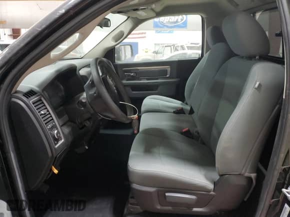 2019 Ram 1500 Tradesman z VIN 3C6JR7AT8KG625120, wystawiony jako Copart lot #48975795 z przebiegiem 46 896 mil mil oraz Szkoda całkowita • Salvage title. Historia ofert i sprzedaży dostępna na DreamBid. Obrazek 7.