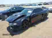 2002 Ford Mustang GT Deluxe z VIN 1FAFP45X92F229236, wystawiony jako IAAI lot #42565552 z przebiegiem 122 504 mil mil oraz . Historia ofert i sprzedaży dostępna na DreamBid. Obrazek 2.