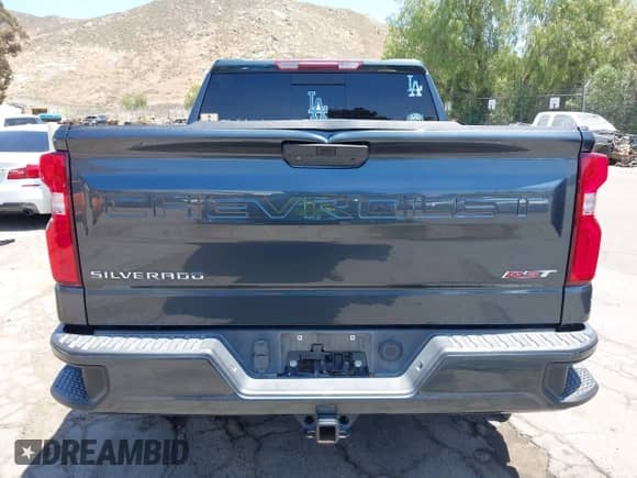 2019 Chevrolet Silverado 1500 RST z VIN 3GCPWDED3KG171520, wystawiony jako IAAI lot #42282270 z przebiegiem 54 559 mil mil oraz . Historia ofert i sprzedaży dostępna na DreamBid. Obrazek 16.