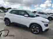 2025 Hyundai Venue SEL z VIN KMHRC8A35SU371927, wystawiony jako Copart lot #81486405 z przebiegiem 6 666 mil mil oraz Nie do naprawy • Non repairable. Historia ofert i sprzedaży dostępna na DreamBid. Obrazek 4.