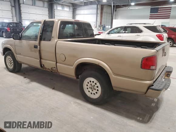 2000 Chevrolet S-10 LS z VIN 1GCDT19W7Y8119988, wystawiony jako Copart lot #57232705 z przebiegiem 113 987 mil mil oraz Czysty tytuł • Clean title. Historia ofert i sprzedaży dostępna na DreamBid. Obrazek 2.