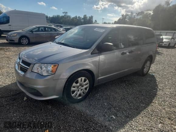 2019 Dodge Grand Caravan SE z VIN 2C4RDGBG6KR809509, wystawiony jako Copart lot #82650825 z przebiegiem 137 290 mil mil oraz Szkoda całkowita • Salvage title. Historia ofert i sprzedaży dostępna na DreamBid. Obrazek 1.