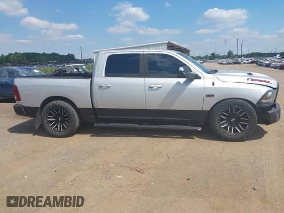 2016 Ram 1500 Rebel z VIN 1C6RR7YT2GS315201, wystawiony jako IAAI lot #43059918 z przebiegiem 201 857 mil mil oraz . Historia ofert i sprzedaży dostępna na DreamBid. Obrazek 13.