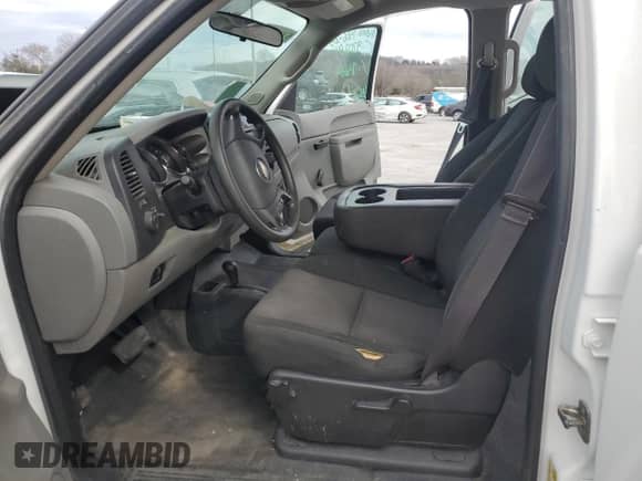 2014 Chevrolet Silverado 2500HD Work Truck z VIN 1GC1KVCG1EF184664, wystawiony jako Copart lot #47192755 z przebiegiem 199 338 mil mil oraz Szkoda całkowita • Salvage title. Historia ofert i sprzedaży dostępna na DreamBid. Obrazek 7.