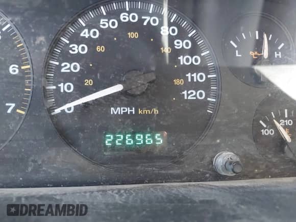 2003 Jeep Grand Cherokee Laredo z VIN 1J4GX48S03C609724, wystawiony jako IAAI lot #42783828 z przebiegiem 226 965 mil mil oraz . Historia ofert i sprzedaży dostępna na DreamBid. Obrazek 15.