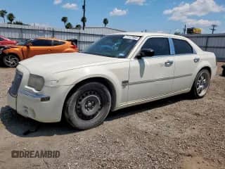 2007 Chrysler 300 C с VIN 2C3KA63H97H828620, выставлен на аукционе Copart как лот 71727965 с пробегом 177 510 миль миль и Списание • Salvage title. История ставок и продаж доступна на DreamBid. Изображение 1.