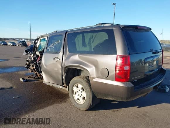 2010 Chevrolet Suburban LT z VIN 1GNUKJE34AR126791, wystawiony jako IAAI lot #43435345 z przebiegiem Nie podano mil oraz . Historia ofert i sprzedaży dostępna na DreamBid. Obrazek 3.