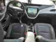 2017 Chevrolet Bolt EV Premier z VIN 1G1FX6S0XH4190392, wystawiony jako Copart lot #76500553 z przebiegiem 40 141 mil mil oraz . Historia ofert i sprzedaży dostępna na DreamBid. Obrazek 8.