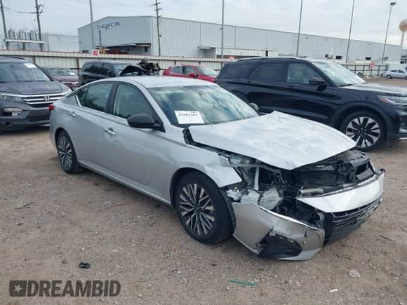 2024 Nissan Altima SV z VIN 1N4BL4DV2RN346974, wystawiony jako IAAI lot #43561103 z przebiegiem 42 922 mil mil oraz . Historia ofert i sprzedaży dostępna na DreamBid. Obrazek 1.