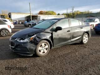 2018 Chevrolet Cruze LS z VIN 1G1BC5SM4J7100214, wystawiony jako Copart lot #86296975 z przebiegiem 60 038 mil mil oraz Nie do naprawy • Non repairable. Historia ofert i sprzedaży dostępna na DreamBid. Obrazek 1.