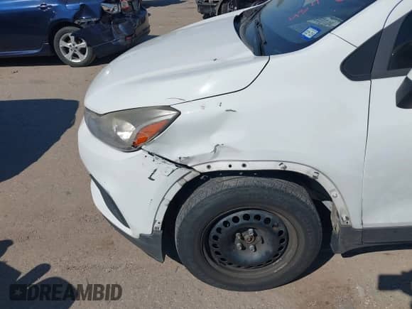 2017 Chevrolet Trax LS z VIN 3GNCJKSB7HL159110, wystawiony jako IAAI lot #43461544 z przebiegiem 211 929 mil mil oraz . Historia ofert i sprzedaży dostępna na DreamBid. Obrazek 6.