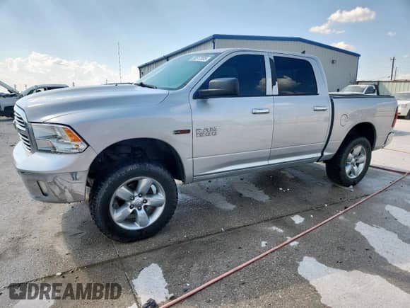 2015 Ram 1500 Lone Star z VIN 1C6RR7LM7FS707489, wystawiony jako Copart lot #80517005 z przebiegiem 161 671 mil mil oraz Szkoda całkowita • Salvage title. Historia ofert i sprzedaży dostępna na DreamBid. Obrazek 1.
