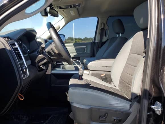 2018 Ram 1500 Big Horn z VIN 1C6RR7LM5JS335918, wystawiony jako Copart lot #71468025 z przebiegiem 70 600 mil mil oraz Czysty tytuł • Clean title. Historia ofert i sprzedaży dostępna na DreamBid. Obrazek 7.