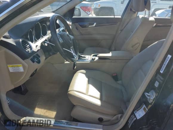 2014 Mercedes-Benz C 250 Sport z VIN WDDGF4HB3EA953836, wystawiony jako Copart lot #86300185 z przebiegiem 55 570 mil mil oraz Szkoda całkowita • Salvage title. Historia ofert i sprzedaży dostępna na DreamBid. Obrazek 7.