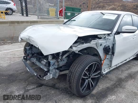 2021 BMW 3 Series 330e xDrive z VIN WBA5P9C00MFK93416, wystawiony jako IAAI lot #41525725 z przebiegiem 24 831 mil mil oraz . Historia ofert i sprzedaży dostępna na DreamBid. Obrazek 6.