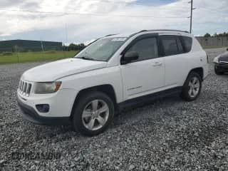 2014 Jeep Compass Sport z VIN 1C4NJCBB3ED650427, wystawiony jako Copart lot #67961195 z przebiegiem 179 993 mil mil oraz Szkoda całkowita • Salvage title. Historia ofert i sprzedaży dostępna na DreamBid. Obrazek 1.