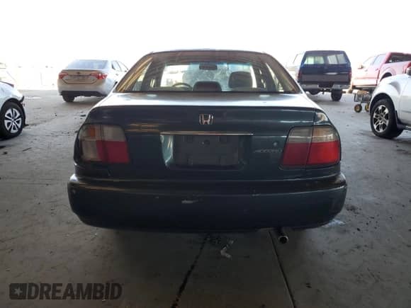 1996 Honda Accord LX z VIN 1HGCD5639TA073934, wystawiony jako Copart lot #80319165 z przebiegiem 218 970 mil mil oraz Szkoda całkowita • Salvage title. Historia ofert i sprzedaży dostępna na DreamBid. Obrazek 6.