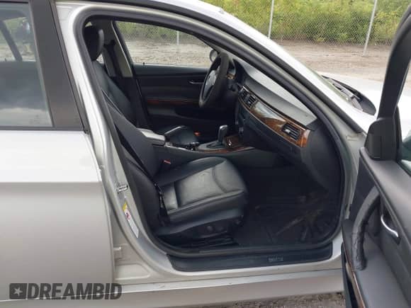 2008 BMW 3 Series 328xi с VIN WBAVC93518K035779, выставлен на аукционе IAAI как лот 42548561 с пробегом 104 970 миль миль и . История ставок и продаж доступна на DreamBid. Изображение 5.