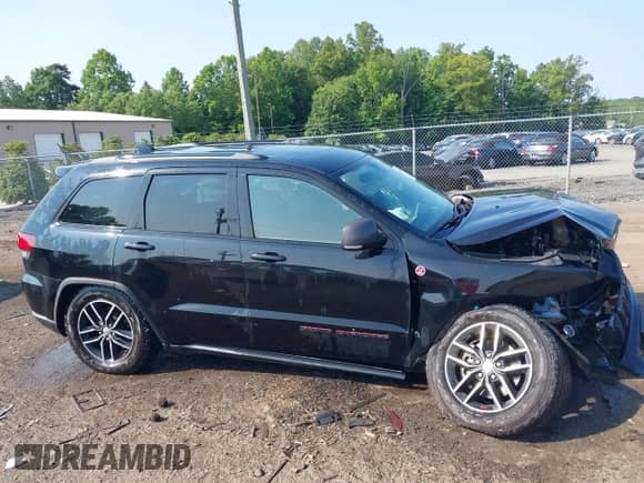 2018 Jeep Grand Cherokee Trailhawk z VIN 1C4RJFLG4JC241057, wystawiony jako IAAI lot #42416590 z przebiegiem 81 822 mil mil oraz . Historia ofert i sprzedaży dostępna na DreamBid. Obrazek 13.