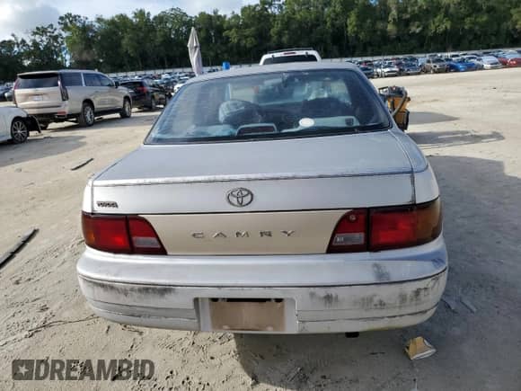 1995 Toyota Camry DX z VIN 4T1SK11E6SU553990, wystawiony jako Copart lot #68037885 z przebiegiem 195 488 mil mil oraz Szkoda całkowita • Salvage title. Historia ofert i sprzedaży dostępna na DreamBid. Obrazek 6.