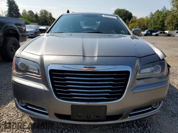 2012 Chrysler 300 S z VIN 2C3CCABG4CH129657, wystawiony jako Copart lot #80828755 z przebiegiem 109 885 mil mil oraz Czysty tytuł • Clean title. Historia ofert i sprzedaży dostępna na DreamBid. Obrazek 5.